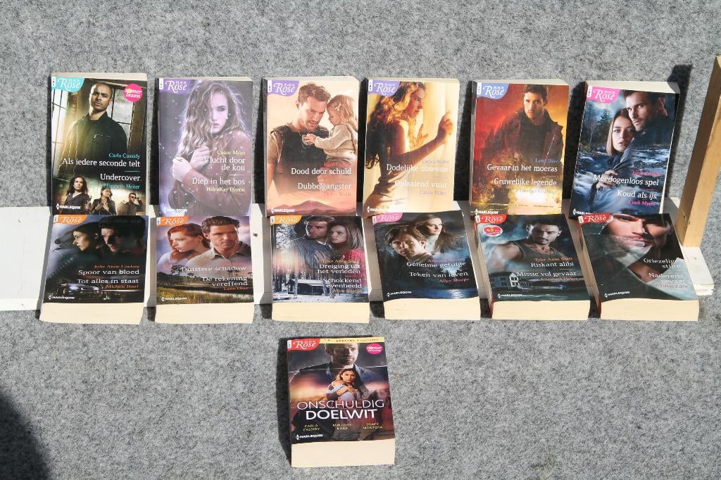 Black & Rood & Blauw Rose Roman, Boeken, Ophalen of Verzenden, Gelezen