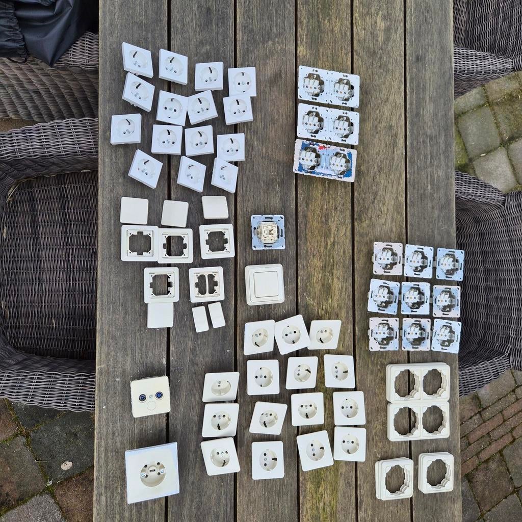 Diverse Gira stopcontacten en afdekplaten, Ophalen of Verzenden, Stopcontact