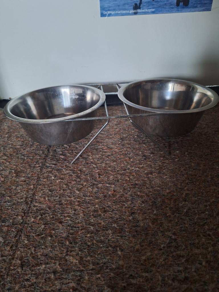 2 voerbakken met houder, Dieren en Toebehoren, Ophalen, Gebruikt