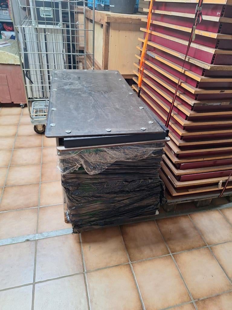 25 gebruikte tafels met rood frame en hard blad, Huis en Inrichting, Tafels | Eettafels, Ophalen of Verzenden, Gebruikt, Overige materialen