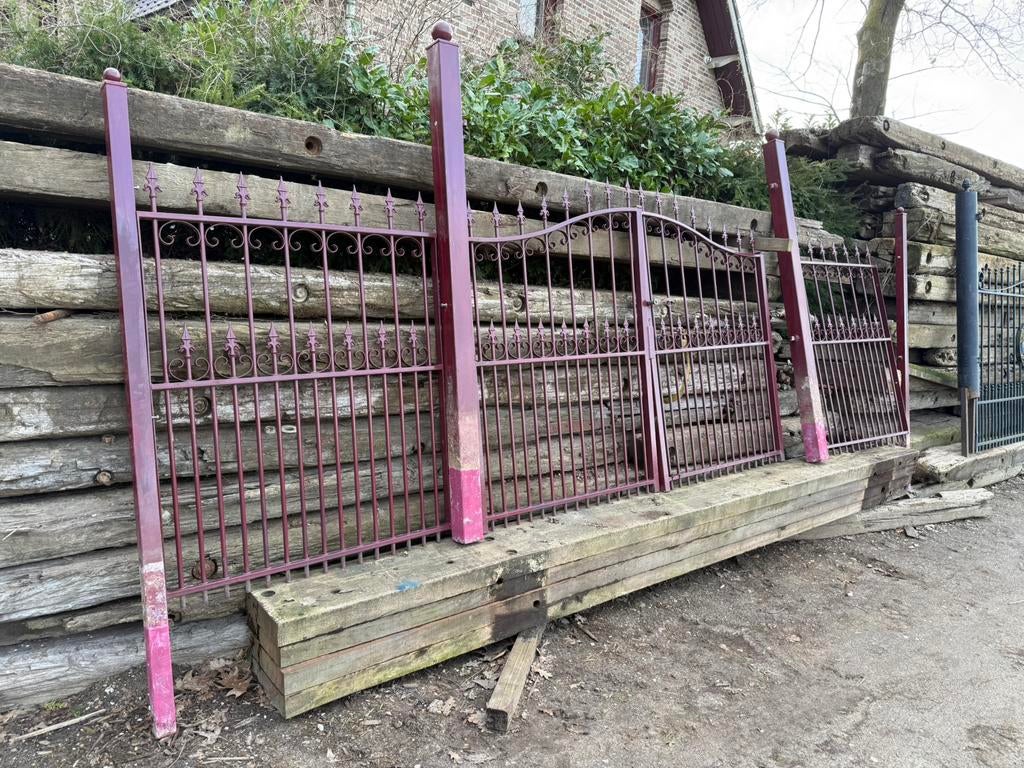 Smeedijzeren sierpoort met bijpassende hekwerken, Ophalen, Zo goed als nieuw, IJzer, Sierhekwerk