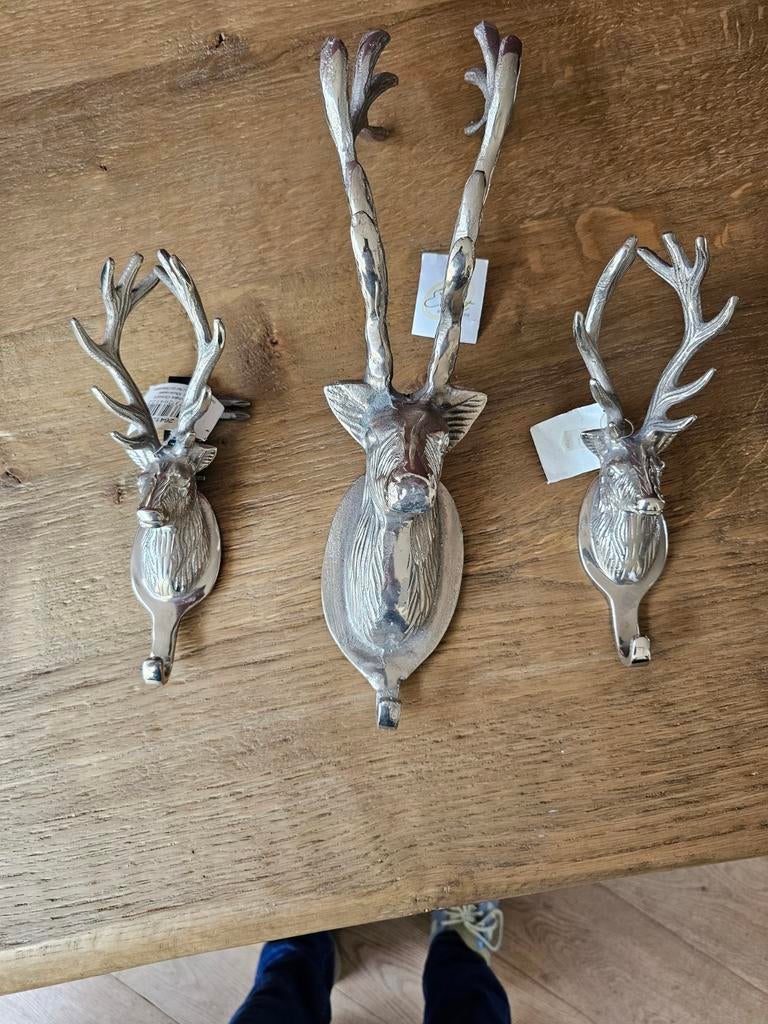 3 zilverkleurige hertenkop kledinghaken - Nieuw, Ophalen of Verzenden, Nieuw, Minder dan 100 cm