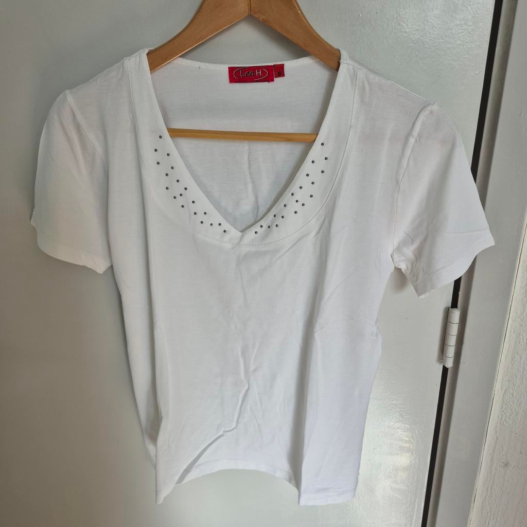 Witte Lea H. T-shirt met V-hals en studs - Maat S, Kleding | Dames, Wit, Ophalen of Verzenden, Zo goed als nieuw, Korte mouw