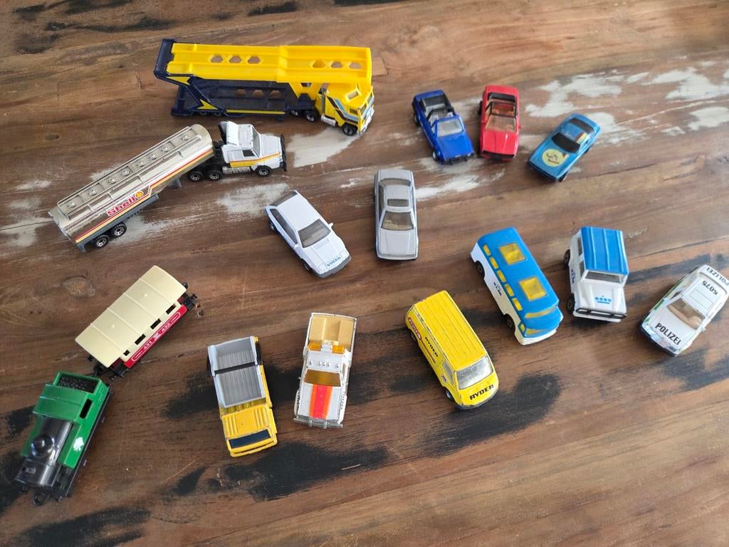 Matchbox 11 auto's 2 vrachtwagens en 1 trein, Ophalen of Verzenden, Auto