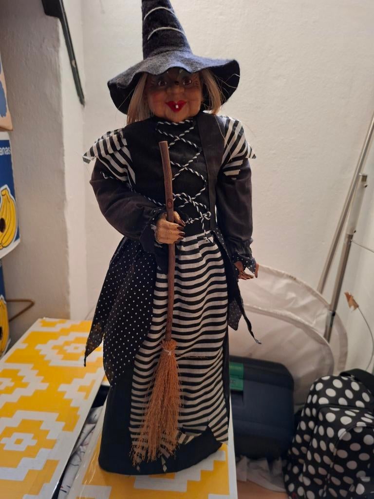 Heks Pop Halloween Decoratie met Bezem, Verzamelen, Poppen, Ophalen of Verzenden, Gebruikt, Pop