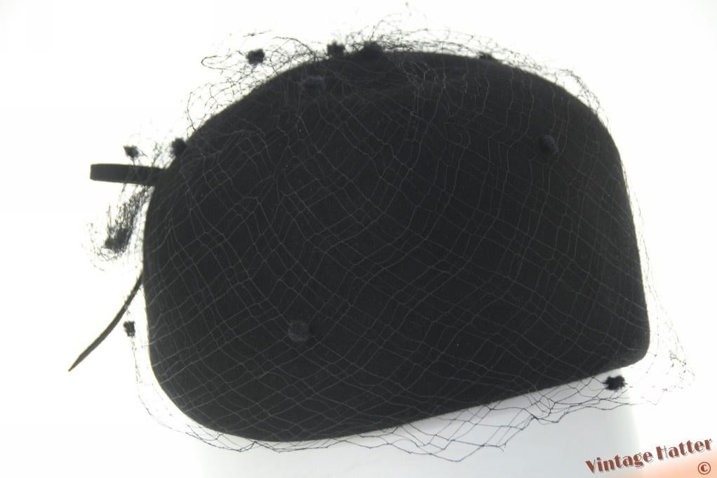 Vintage Dames cocktailhoed zwart vilt met voile 56-57, Ophalen of Verzenden, Zo goed als nieuw, 56 of 57 cm (M, 7 of 7⅛ inch)