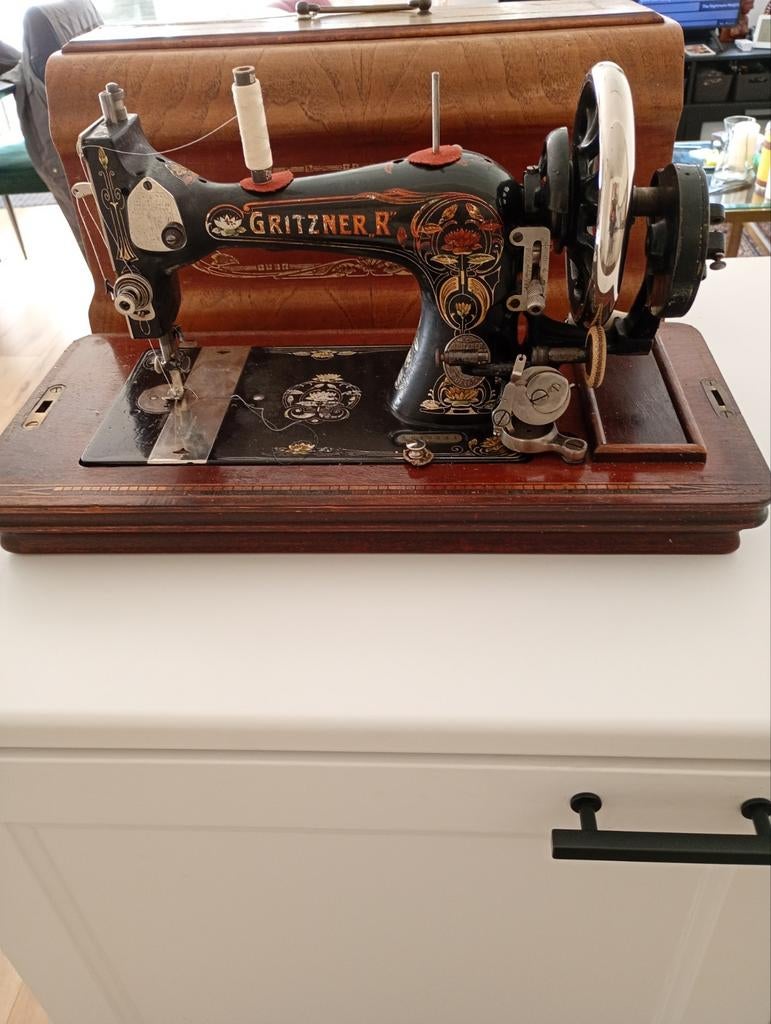 Antieke Gritzner R naaimachine, Ophalen