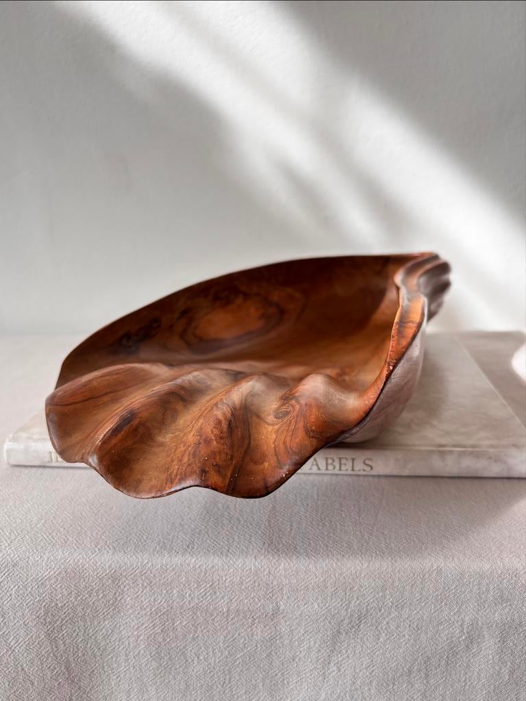 Vintage handgesneden schaal ‘A. Fernandez’ | Golvend hout, Huis en Inrichting, Schaal, Ophalen of Verzenden, Zo goed als nieuw