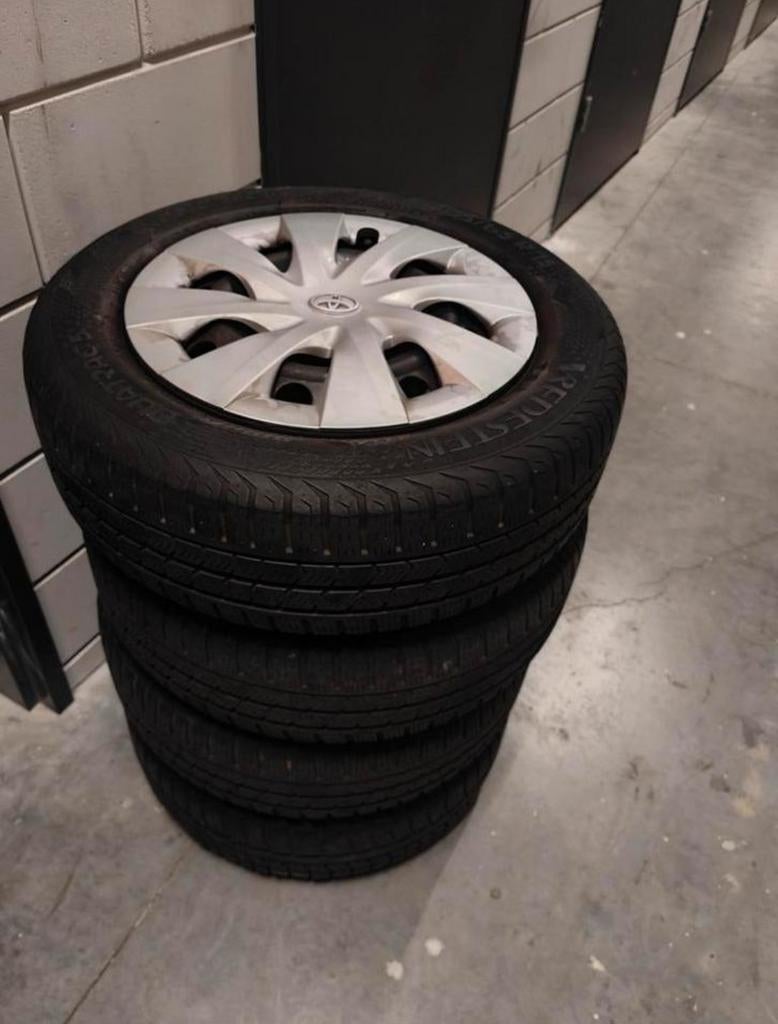 4 wielen 15” Toyota wieldoppen + velgen + banden all-season, Ophalen, Toyota