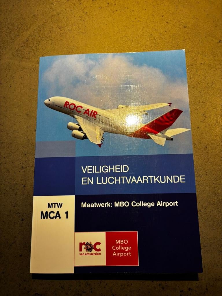 Boek Veiligheid en Luchtvaartkunde - Stewardess Opleiding, Boeken, Ophalen of Verzenden, Zo goed als nieuw, MBO, Onbekend