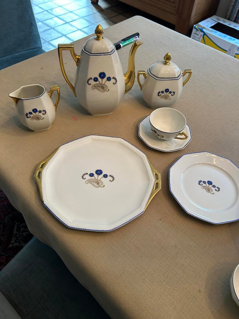 Wit servies met blauw bloemmotief en gouden details, Gebruikt, Ophalen of Verzenden, Overige stijlen, Porselein