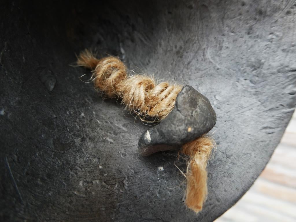 Handbel bel tafelbel vrouw met hoepelrok Barro Negro klei, Ophalen of Verzenden