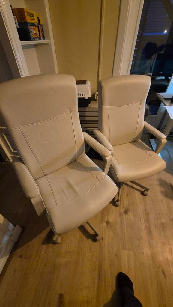 Twee beige bureaustoelen