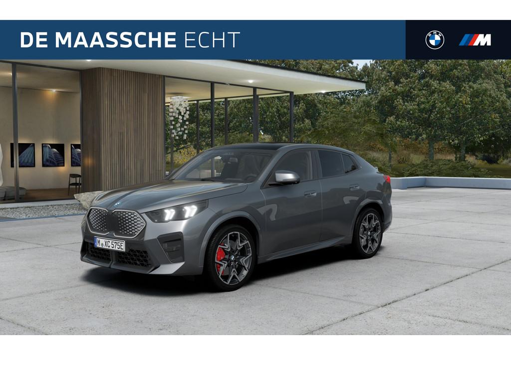 BMW iX2 eDrive20 / Panoramadak / Trekhaak / M Sportstoelen /, X2, Zwart, Stoelverwarming, Nieuw