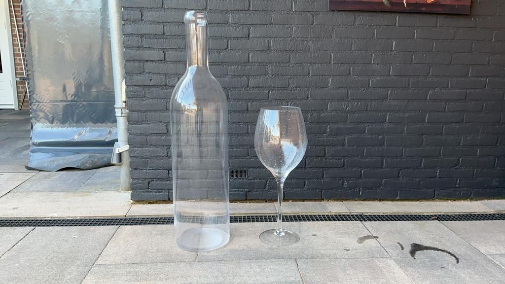 Te koop grote fles en wijnglas, Ophalen, Decoratieobject, Zo goed als nieuw, Glas