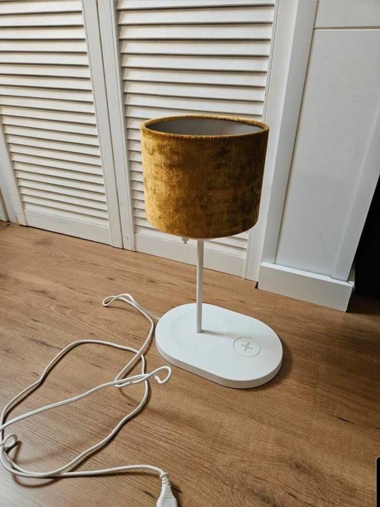 Mooie lamp met oplader voor telefoon en USB, Ophalen, Zo goed als nieuw, Minder dan 50 cm