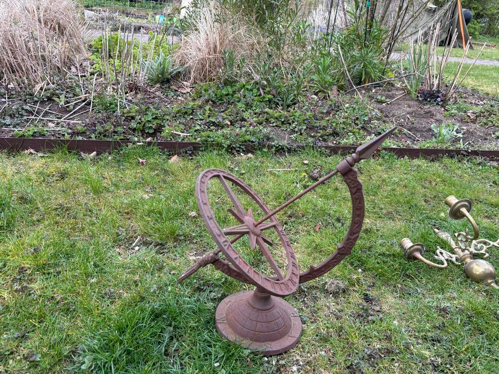 Antieke gietijzeren zonnewijzer voor de tuin, Ophalen