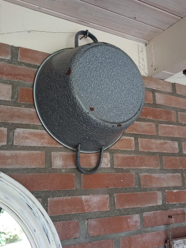 Emaille gemoffelde grijze teil, Ophalen