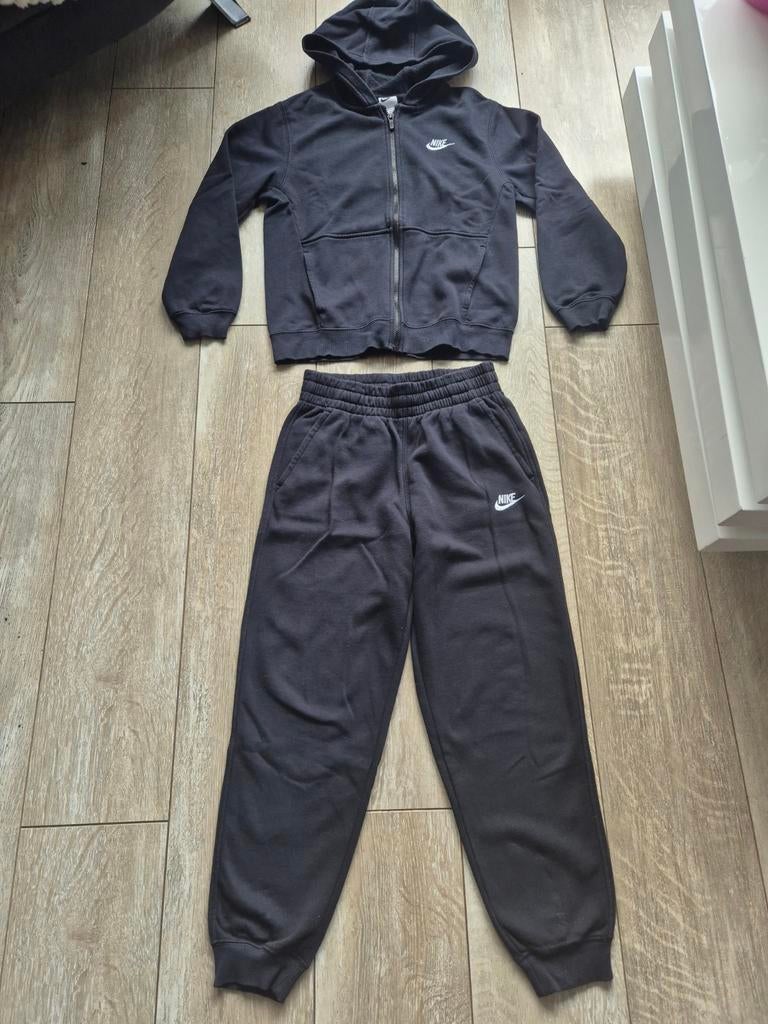 Nike joggingpak. Zwart. Maat 147-158. Maat L., Ophalen, Gebruikt, Jongen of Meisje, Trui of Vest