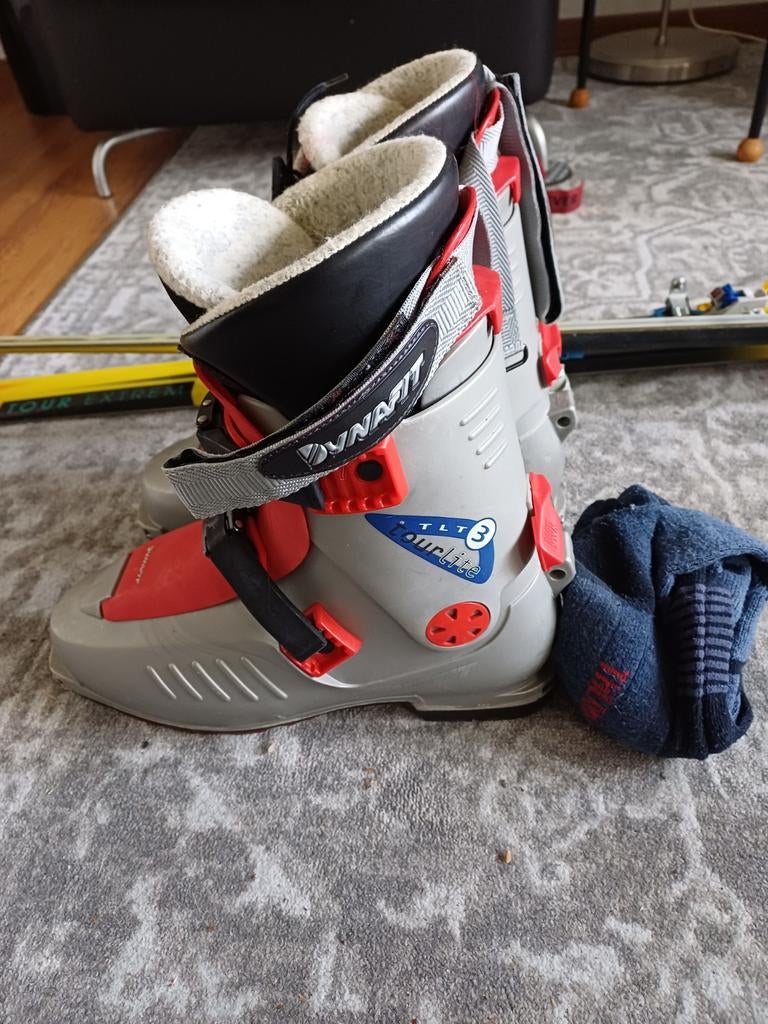 Toerski's en schoenen + stijgvellen - maat 44/45 - z.g.a.n., Sport en Fitness, Skiën en Langlaufen, Schoenen, Zo goed als nieuw