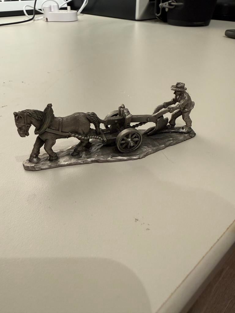 Tinnen Beeldje: Paard met Ploeg en Boer, Ophalen of Verzenden