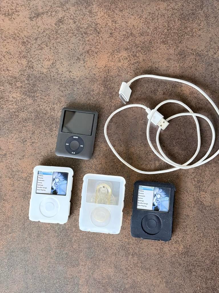iPod 8GB (2000-2001) met 3 hoesjes, clip, oplader & oortjes, Audio, Tv en Foto, Mp3-spelers | Apple iPod, Gebruikt, Classic, Ophalen of Verzenden