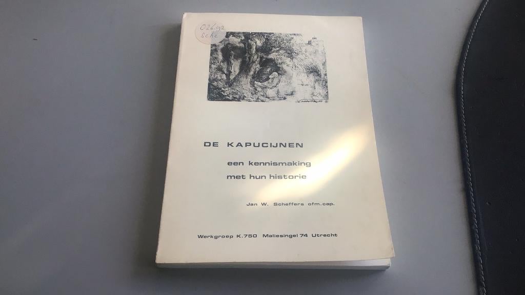 De Kapucijnen - een kennismaking met hun historie, Ophalen of Verzenden, Zo goed als nieuw, Christendom | Katholiek