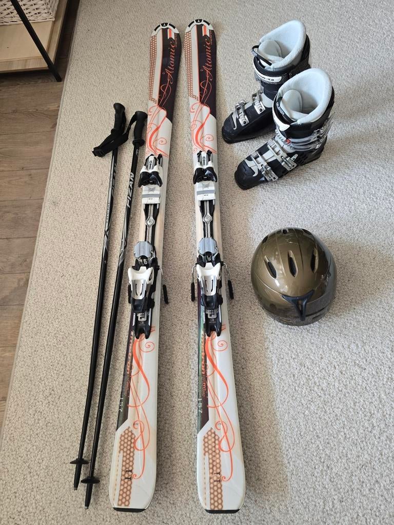 Ski schoenen..helm...stokken en skiën, Ophalen, 160 tot 180 cm, Gebruikt, Atomic