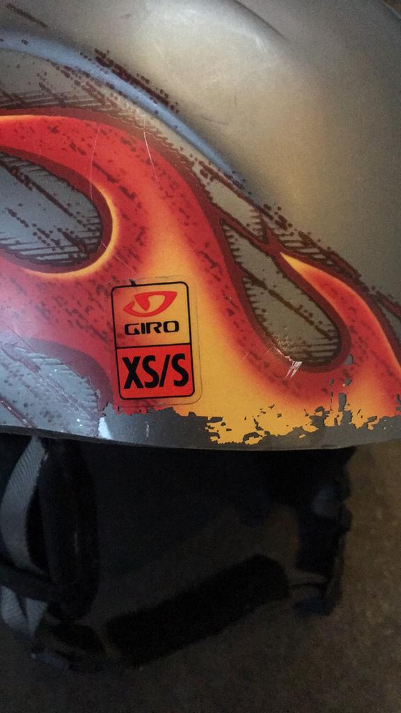 Skihelm XS/S Giro Vlammen, Overige typen, Zo goed als nieuw, Skiën, Minder dan 100 cm