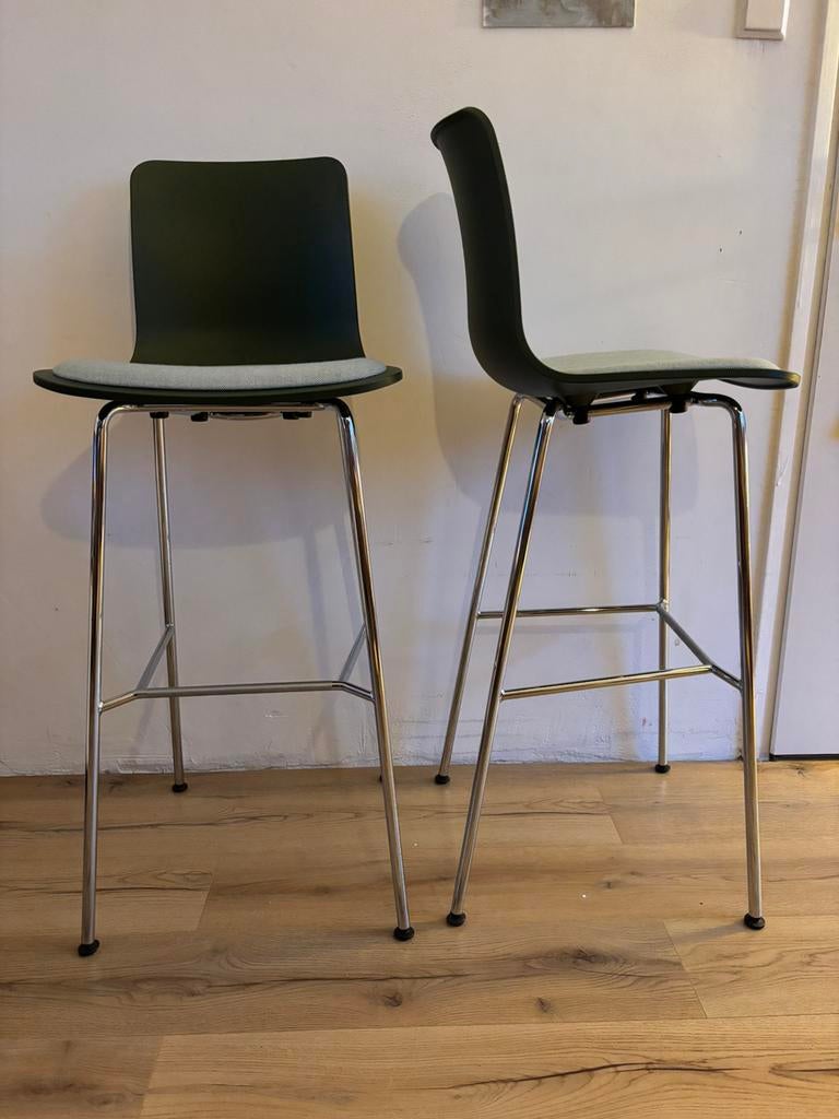 2x Vitra hal kruk hoog met kussens jasper morrison design, Ophalen, Kunststof, Met voetsteun, 60 tot 90 cm