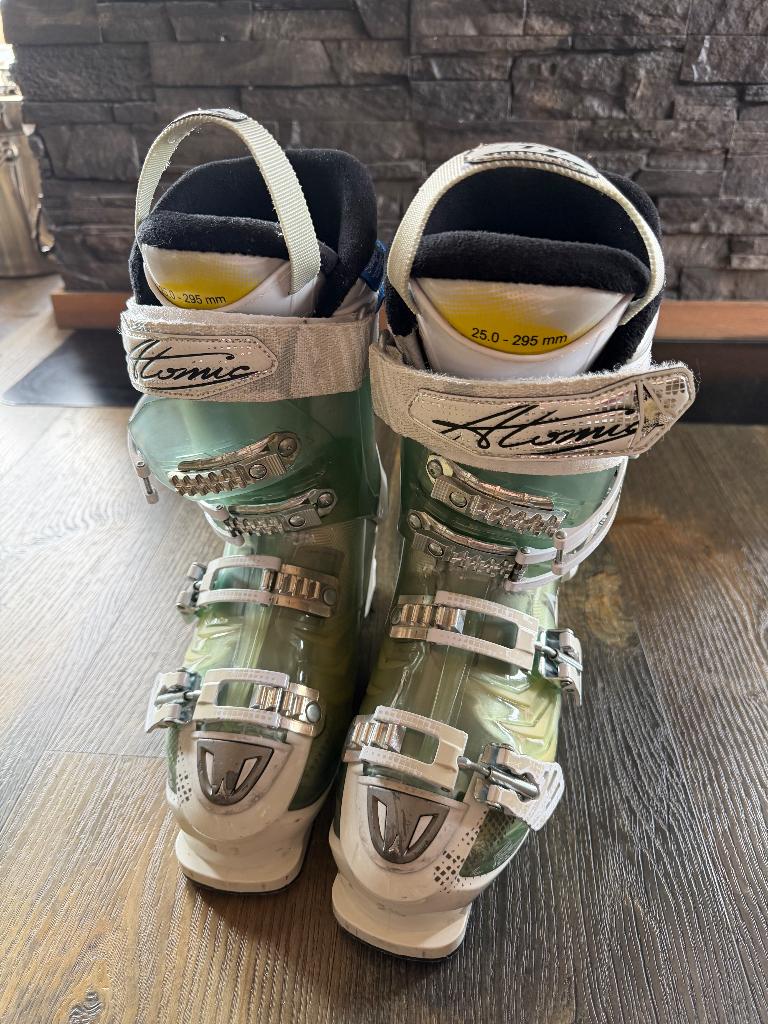 Skischoenen atomic dames mt 25, Sport en Fitness, Skiën en Langlaufen, Ophalen, 160 tot 180 cm, Gebruikt, Schoenen
