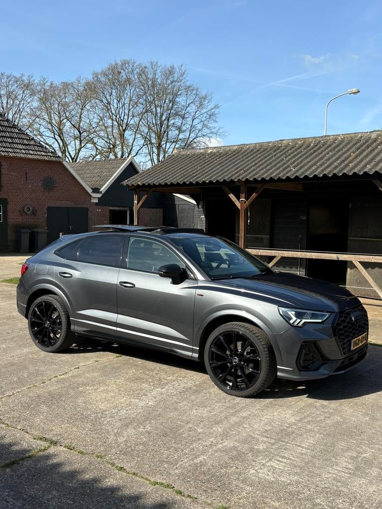 Audi Q3 Sportback 35 Tfsi 150pk  S Tronic 2022 Grijs, Zwart, 4 cilinders, 1505 kg, USB