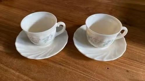 2 kop met schotel ( blauwe en roze bloemen )arcopal france, Huis en Inrichting, Ophalen of Verzenden, Zo goed als nieuw, Overige stijlen