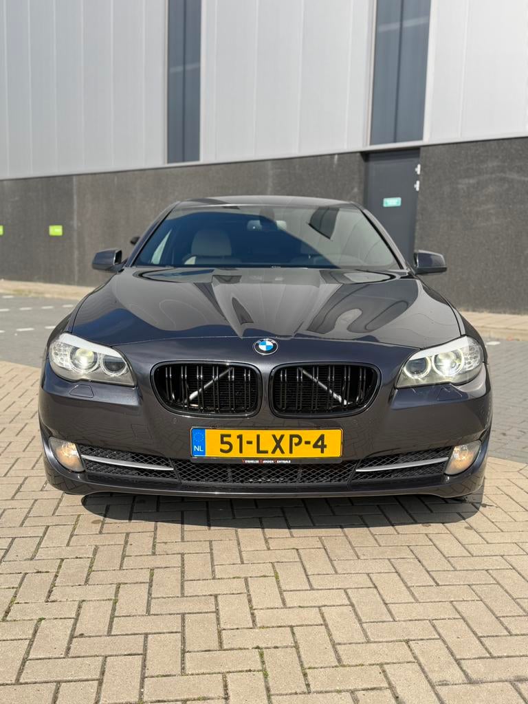 BMW 5-serie 528i 258PK/MassageNavigatie/Leer/Bi-Xenon/, Euro 5, Achterwielaandrijving, Beige, 2996 cc