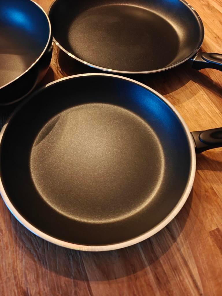 Set van 2 koekenpannen en een Wokpan nieuw. Verkeerd gekocht, Inductieplaat, Nieuw, Pannenset, Ophalen of Verzenden