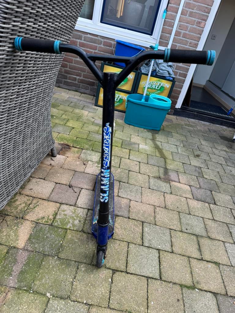 Stuntstep, zwart met blauw, Fietsen en Brommers, Steps, Ophalen, Gebruikt, Gewone step