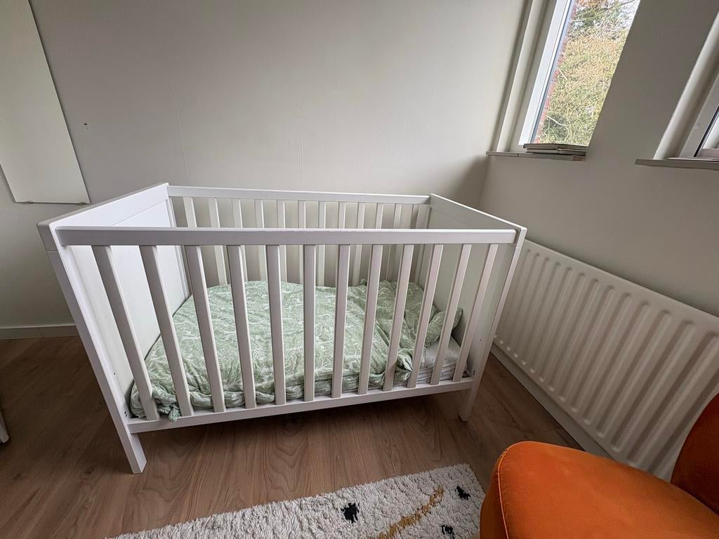 Ledikant IKEA met matras en beddengoed, Kinderen en Baby's, Babywiegjes en Ledikanten, Ophalen, Gebruikt, Ledikant