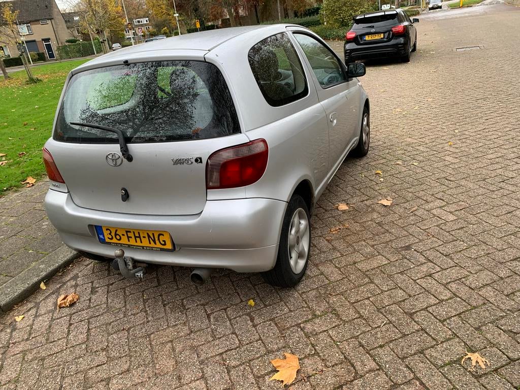 Toyota Yaris 1.3 16V 3DR Linea Luna 2000 Grijs, Auto's, Toyota, Voorwielaandrijving, 1299 cc, 31 €/maand, 4 cilinders