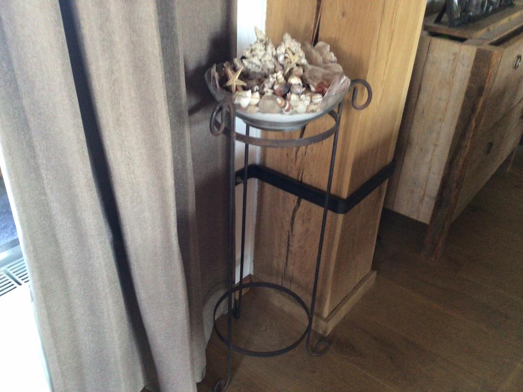 Ijzerenrek met glazen schelpen bak erboven op, Ophalen, Zo goed als nieuw