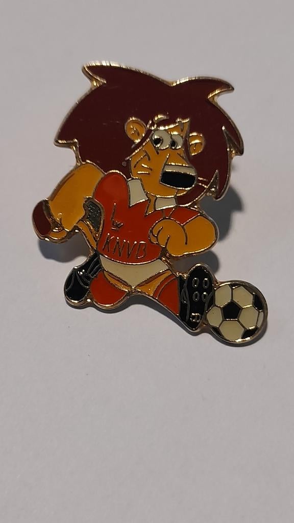 Vintage KNVB Leeuw Pin - Voetbal Oranje, Verzamelen, Verzenden, Zo goed als nieuw, Overige binnenlandse clubs