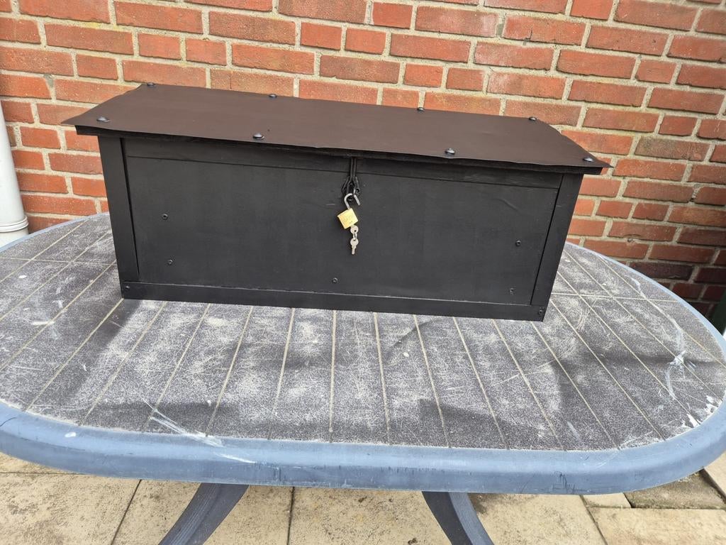 Zwarte houten kist met metalen klep - 70x28x27cm, Ophalen of Verzenden, Gebruikt
