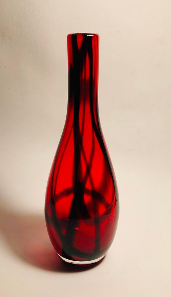 Prachtig vaasje, rood glas, met zwarte strepen erdoorheen, Verzenden, Rood, Glas, Minder dan 50 cm