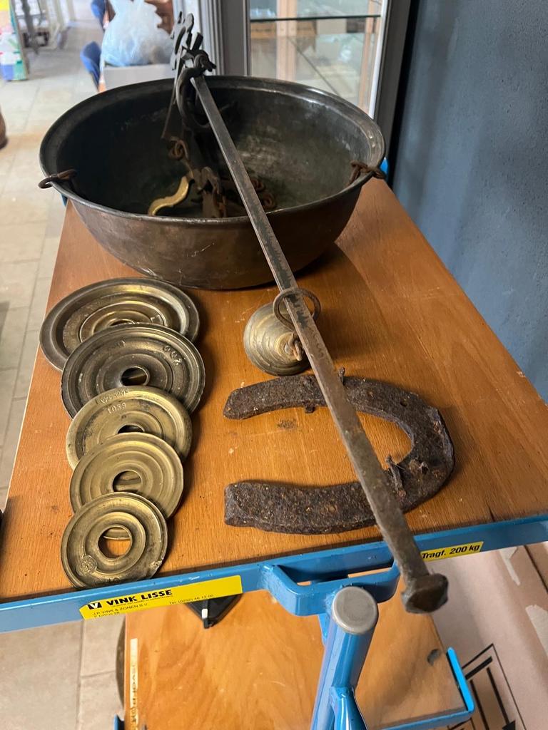 Oude koperen gewichten en schaal. En hoefijzer, Antiek en Kunst, Ophalen of Verzenden