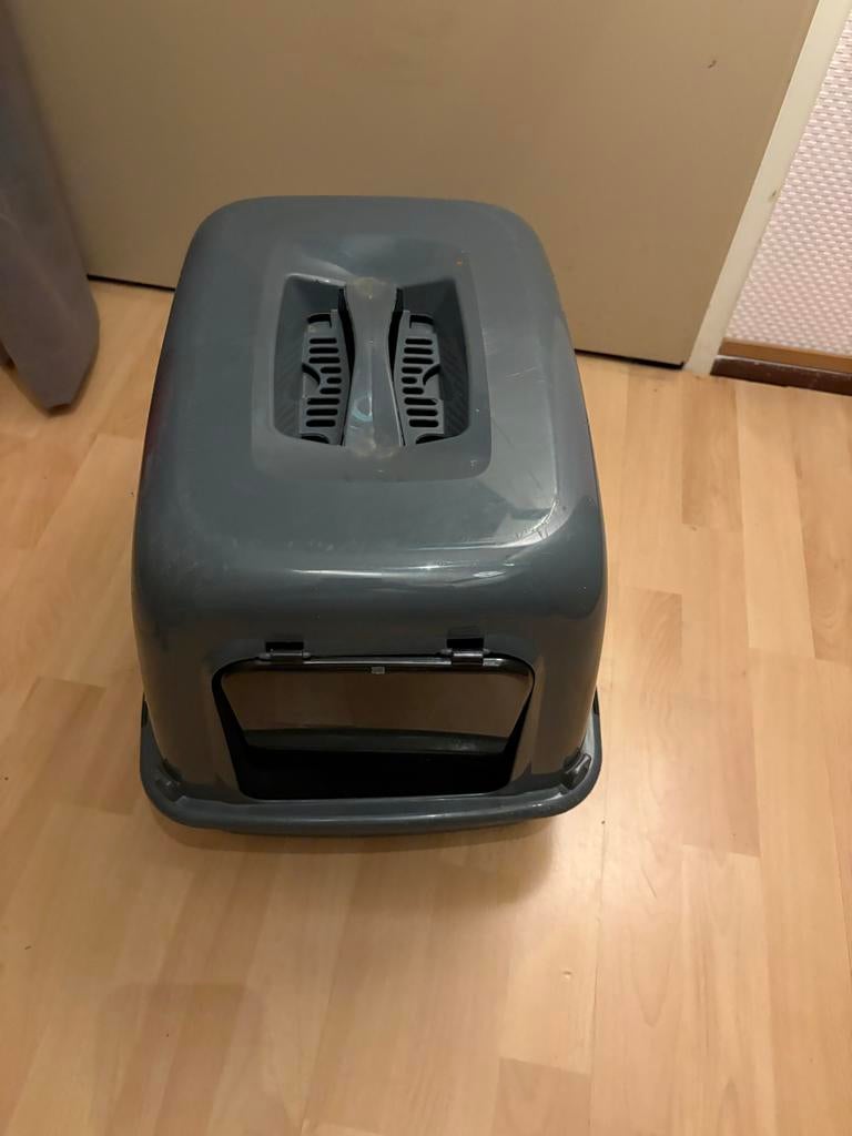 Kattenbak met klep in grijze kleur, Ophalen of Verzenden, Zo goed als nieuw