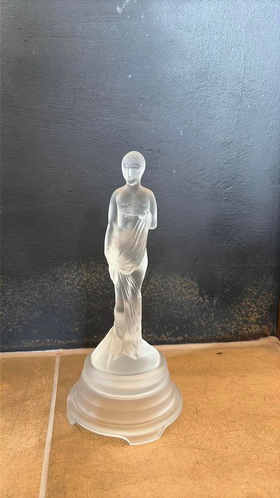 Art deco gesatineerd glazen beeldje vrouw op sokkel, Antiek en Kunst, Antiek | Glas en Kristal, Ophalen of Verzenden