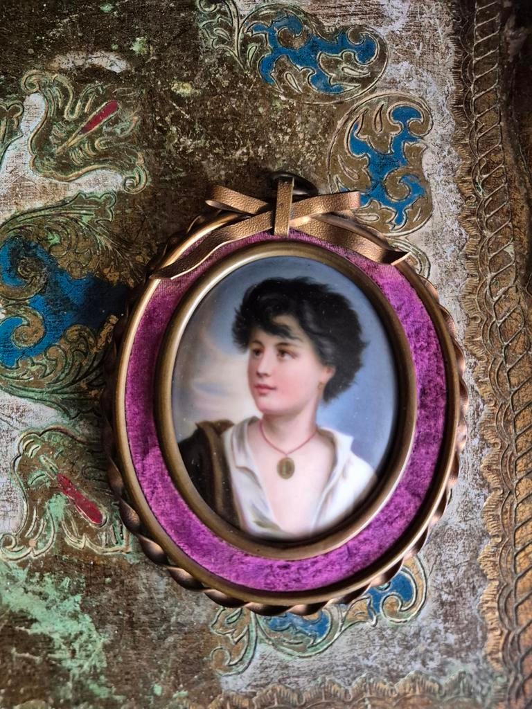 Antiek porseleinen medaillon,beschilderd en gesigneerd mini., Ophalen of Verzenden