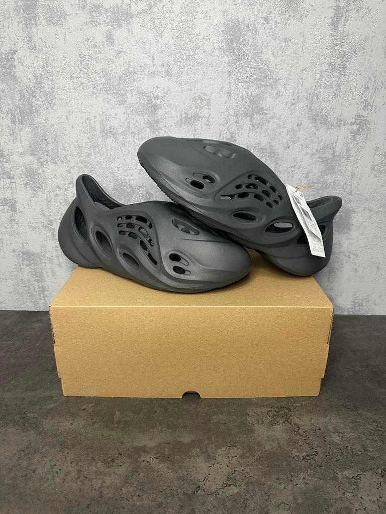 Adidas Yeezy Foam RNR Carbon maat 46 | Nieuw met doos, Kleding | Heren, Schoenen, Ophalen of Verzenden, Nieuw, Zwart