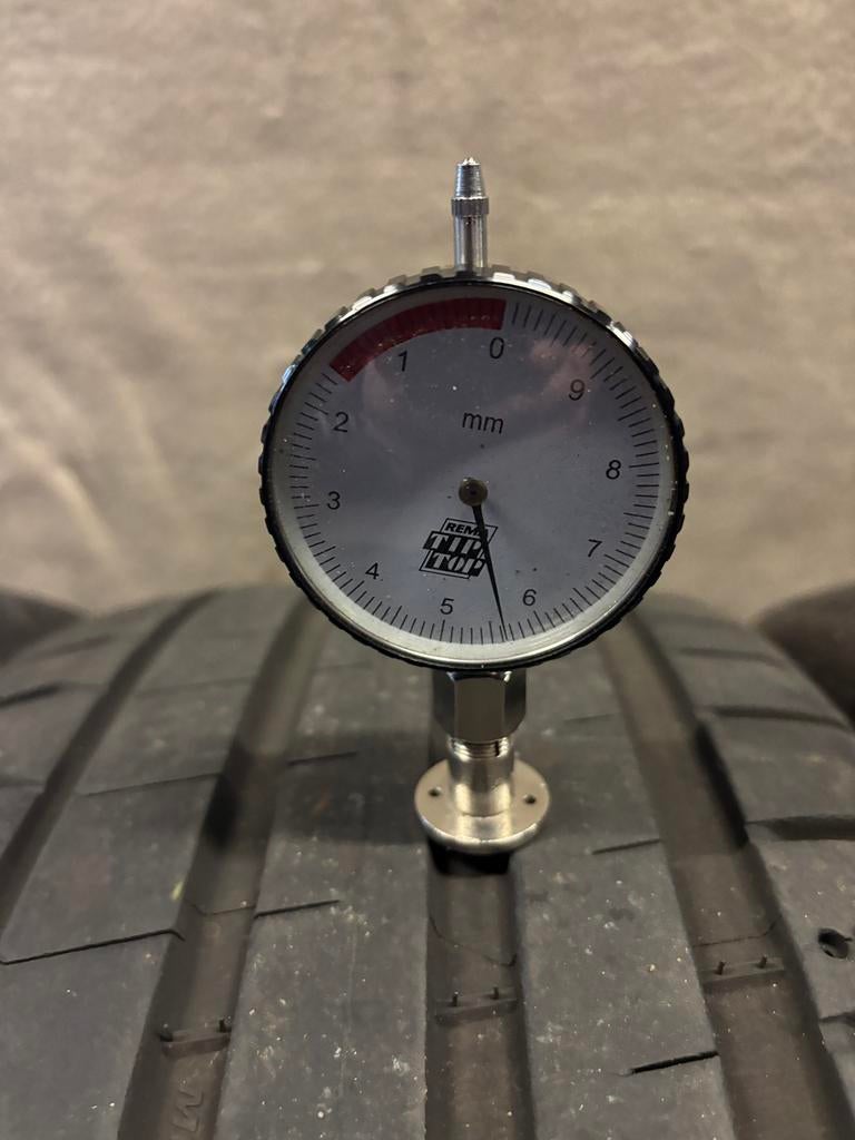 Diverse sets 235-40-19 2 of 4 Stuks A-Merken Zomerbanden, Gebruikt, 235 mm, Band(en), Personenwagen