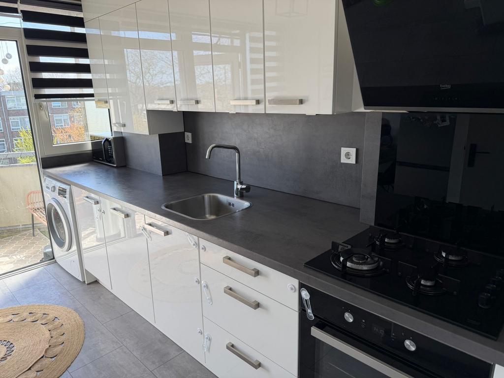 Moderne witte keuken met inbouwapparatuur, Ophalen, Wit, Enkelwandige keuken, Kunststof