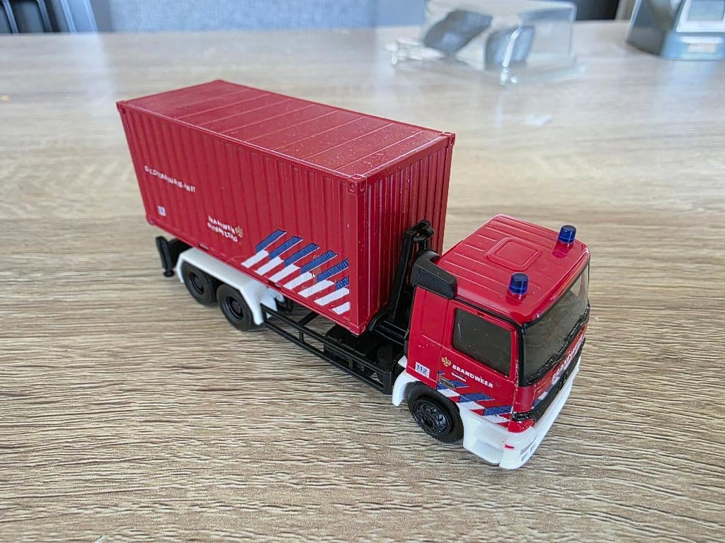 Brandweer Mercedes Haak Arm voertuig + container 1:87, Ophalen of Verzenden, Gebruikt, Bus of Vrachtwagen
